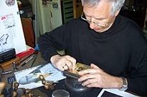 Graveurmeister Olaf Korn bei der Arbeit